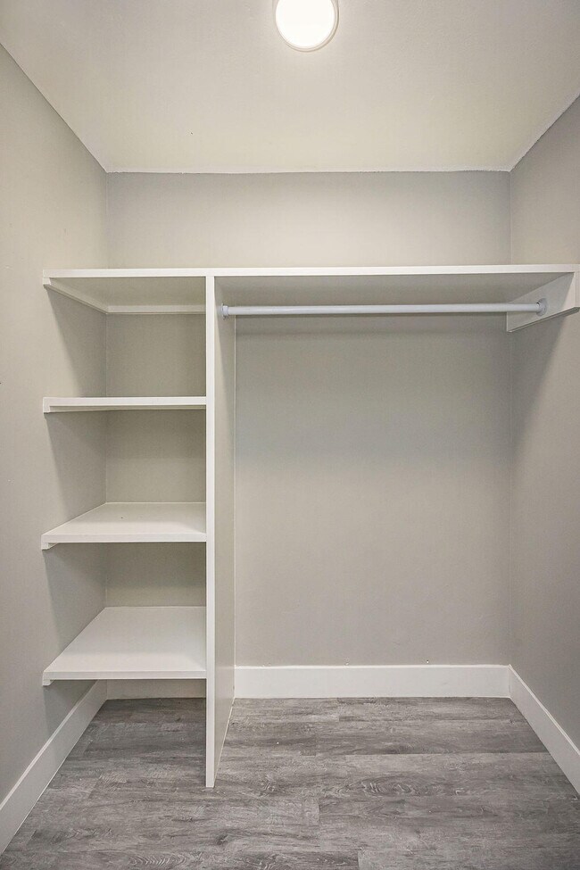 Building Photo - 300 Riomar Dr