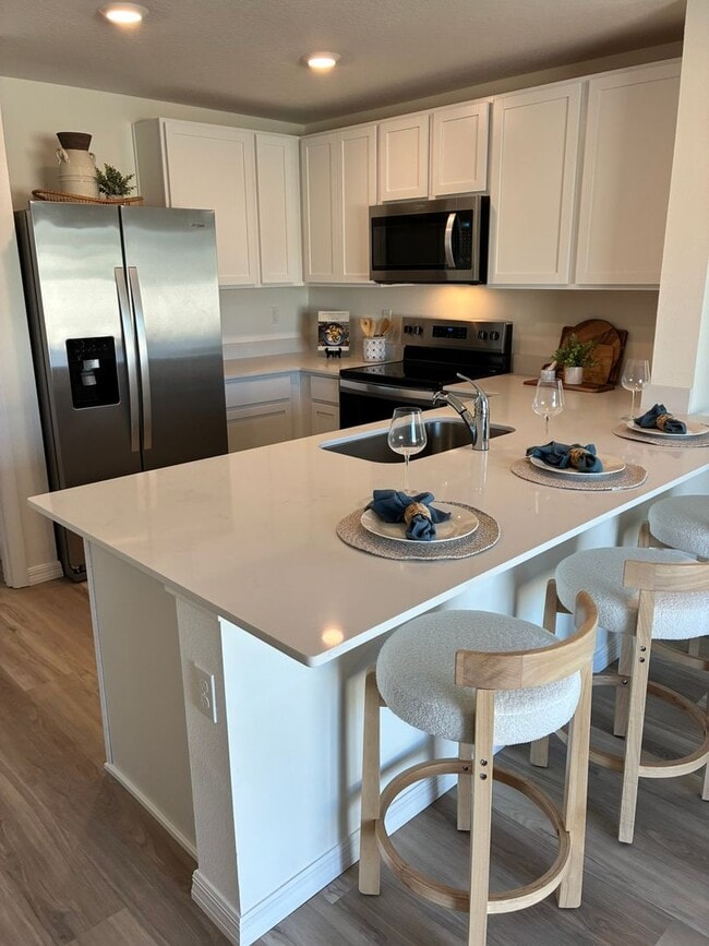 Building Photo - 3 bedroom, 2.5 bath Townhome