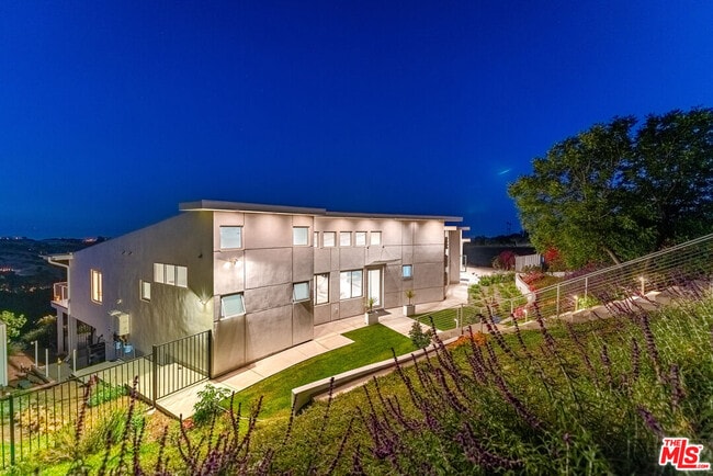 Building Photo - 28405 Via Acero St