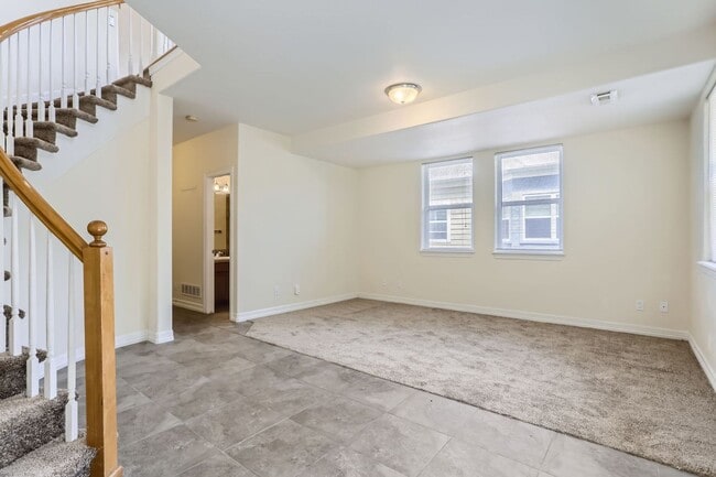 Building Photo - Beautifully maintained town-home in Centra...
