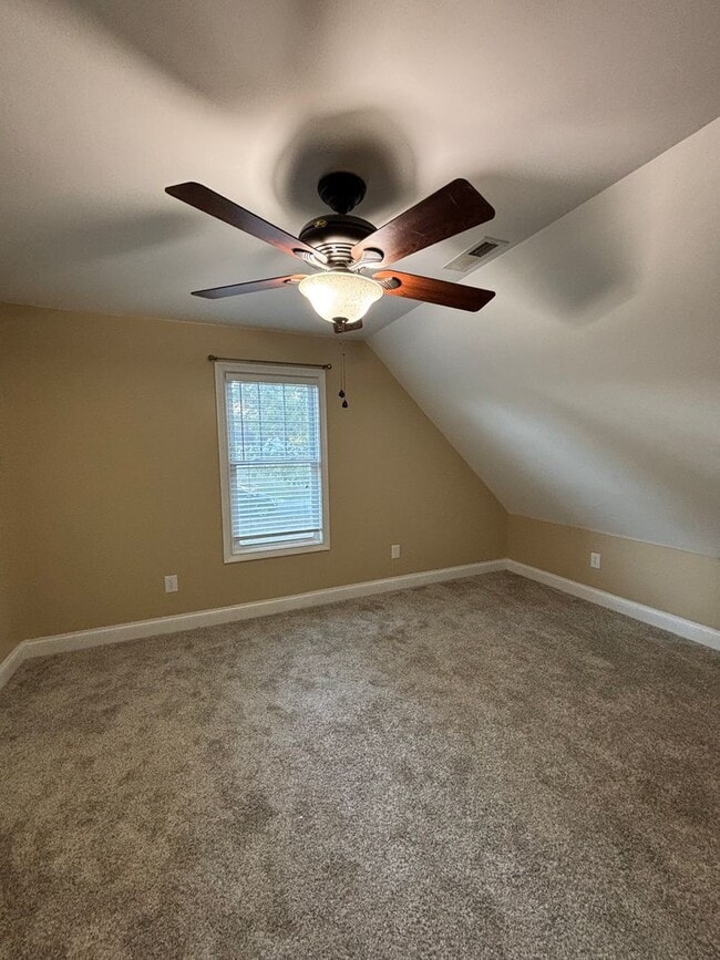 Building Photo - Freshly Renovated Dollhouse in Maryville!!