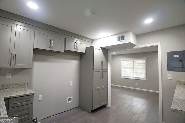 Building Photo - 2637 Lester St