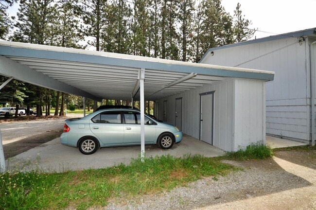 Building Photo - 2 bed 1 bath apartment (4plex building) lower unit