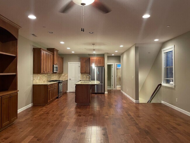 Building Photo - NEWER LUXURY Style Townhouse with a gorgeo...