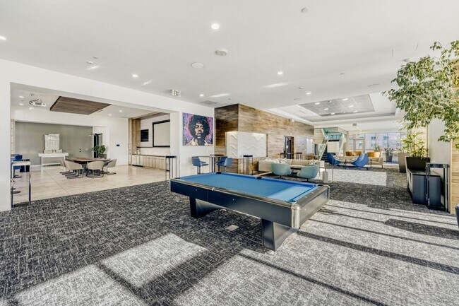 Building Photo - 38th Floor Spire Stunner!