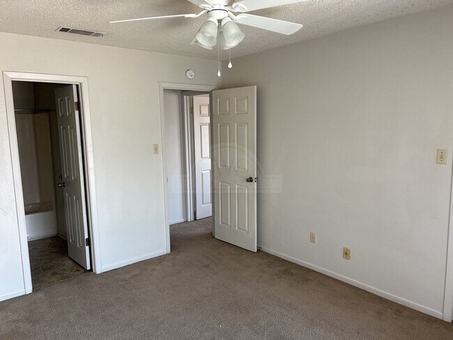 Building Photo - 3707 Hereford Ln