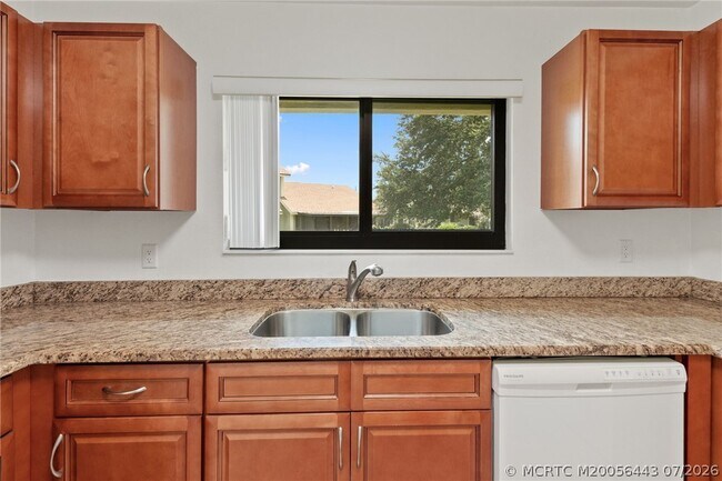 Building Photo - 1496 SE Colchester Cir