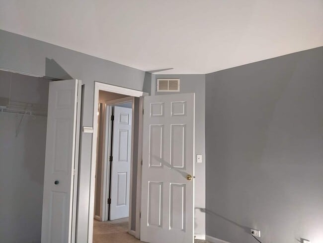 Building Photo - 3994 Blackstone Dr