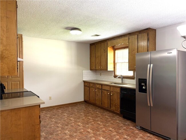 Building Photo - 585 Wayside Dr