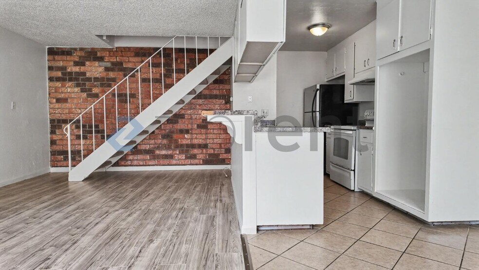 Building Photo - Unit 3