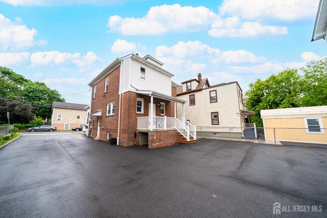 Building Photo - 351 Somerset St