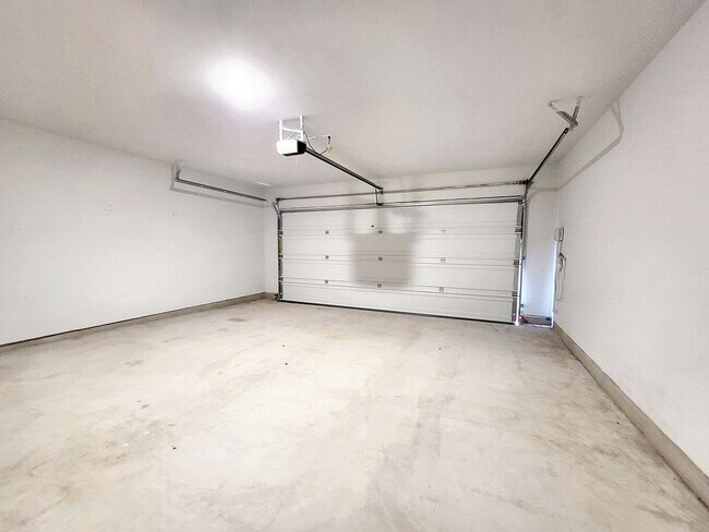 Building Photo - Beautiful 3-Bedroom, 2-Bath Modern Home fo...