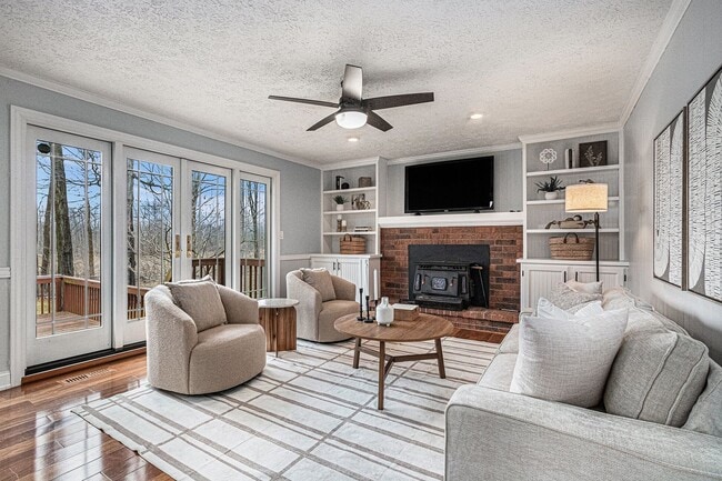 Building Photo - Pet-Friendly 4 Bed, 2.5 Bath Home with Lak...