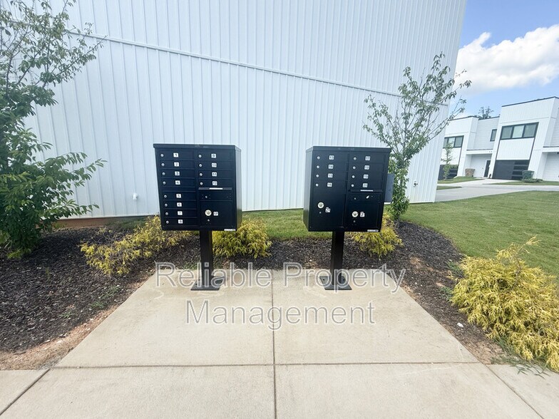 Building Photo - 37 N Laird Dr