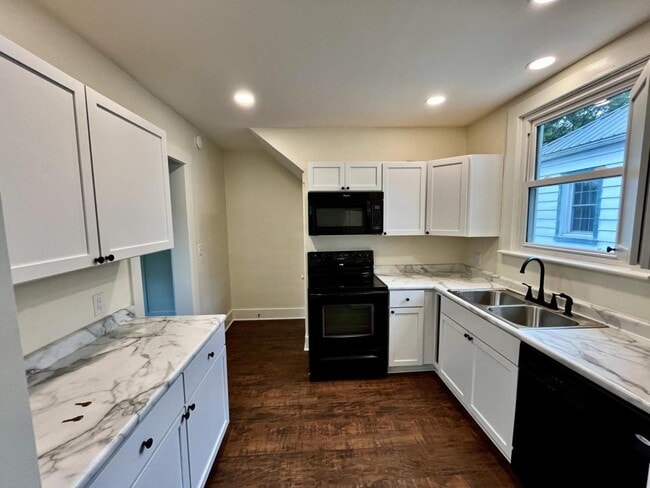 Building Photo - 604 N Park St