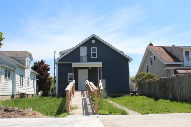 Building Photo - 225 Garfield Ave SW