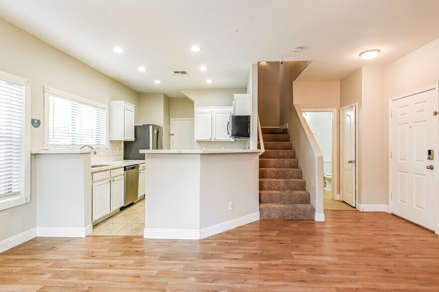 Building Photo - 9582 N 81st Dr
