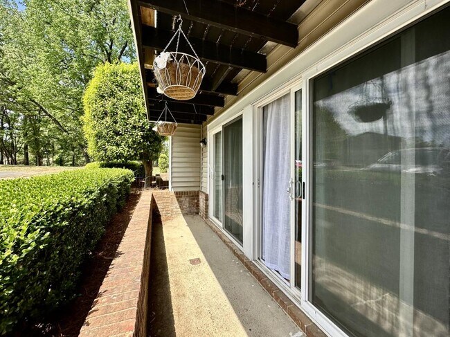 Building Photo - 1645 Arlyn Cir