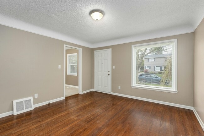 Building Photo - 416 N Kenwood Ave
