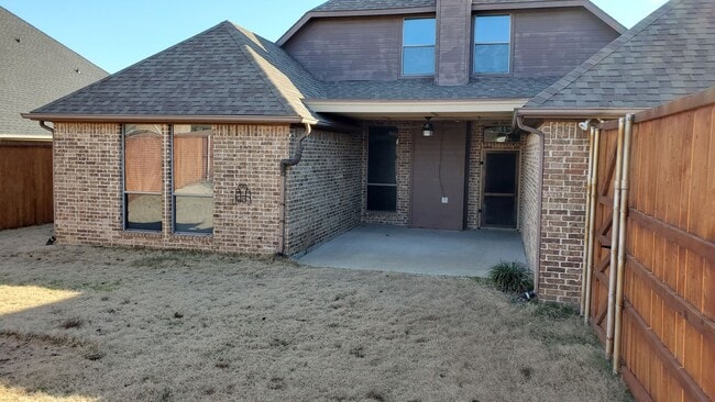 Building Photo - 1621 Colonial Dr