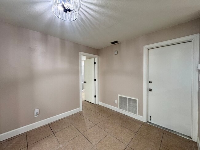 Building Photo - Fully Renovated Palm Harbor Home