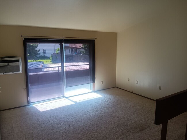 Building Photo - 2 Bedroom 1.5 bathroom condo