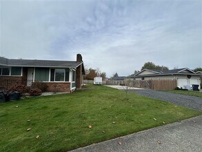 Building Photo - 209 E 3rd St