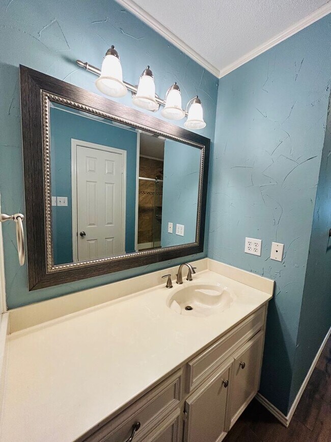 Building Photo - Spacious and Updated Hewitt Home