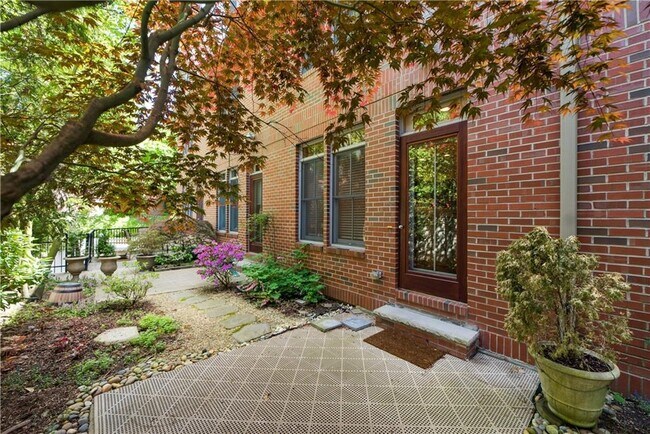Building Photo - 270 Waterman St