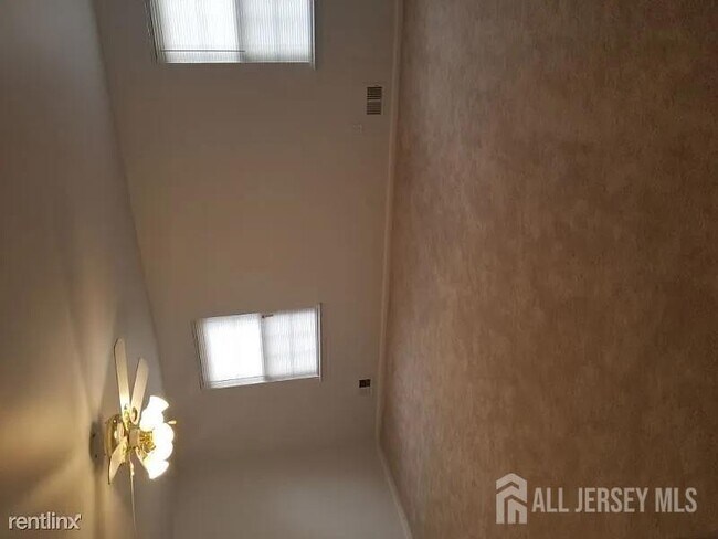 Building Photo - 804 Maple Hill Dr