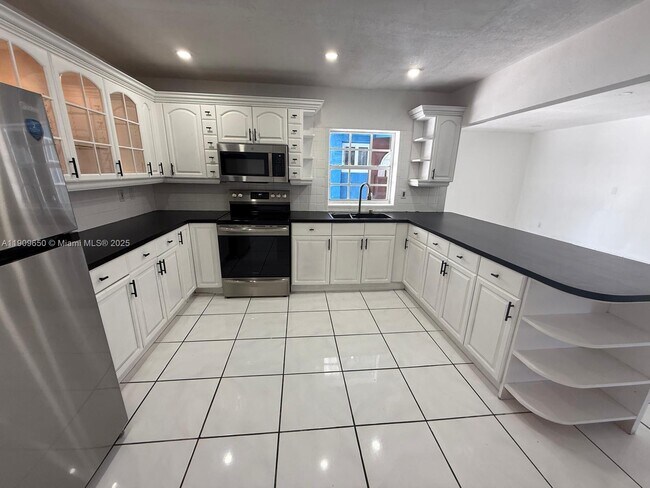 Building Photo - 6931 SW 24th Ct