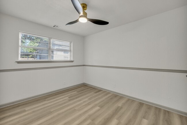 Building Photo - 114 E Ross Ave