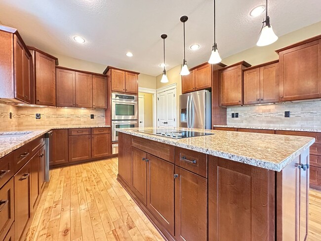 Building Photo - Astonishing 5 bedroom 3.5 Bath Home
