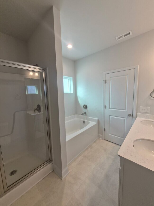 Building Photo - 301 Harvest Mdw Xing