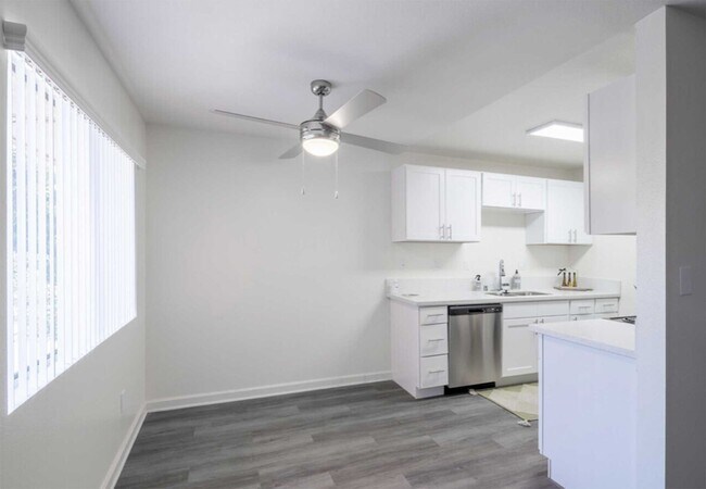 Building Photo - Knolls on Elm Apartments
