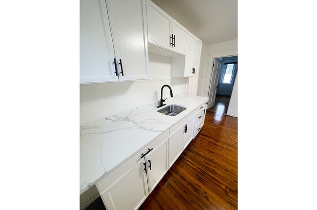 Building Photo - 235 Russell St