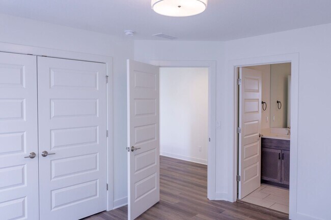 Building Photo - Gorgeous 3 Bedroom 3 Bathroom in Spring Hi...