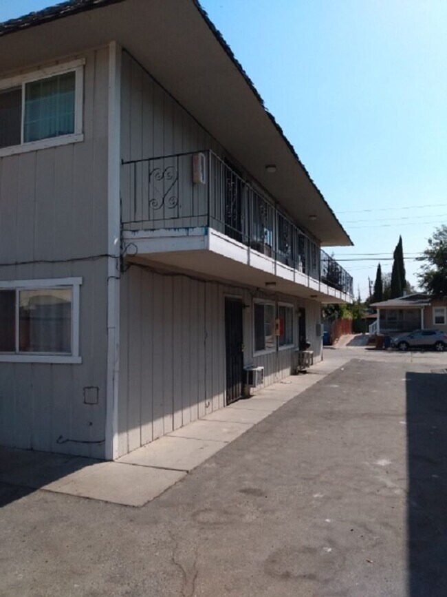 Building Photo - Refurbished 2bd Apartment in 4-Plex Building