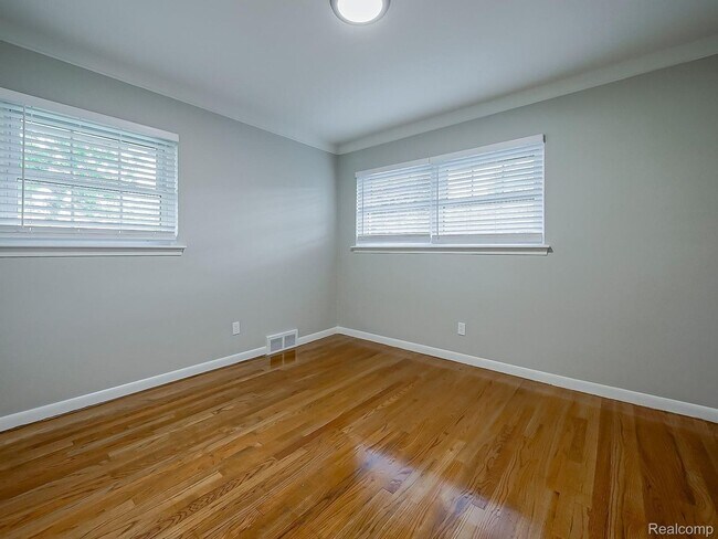 Building Photo - $2300 3 bed 2 bath bungalow