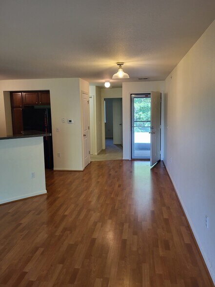 Building Photo - 18400 N Ridge Ct