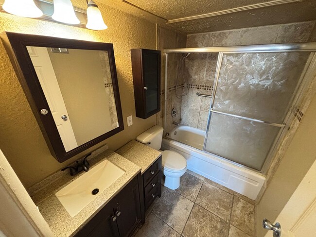Building Photo - Charming 1Bed/1Bath First-Level Condo!