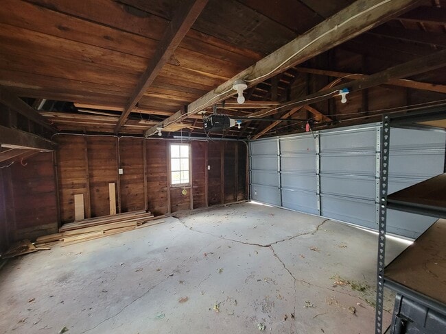 Building Photo - Beautiful Cedar Falls Home