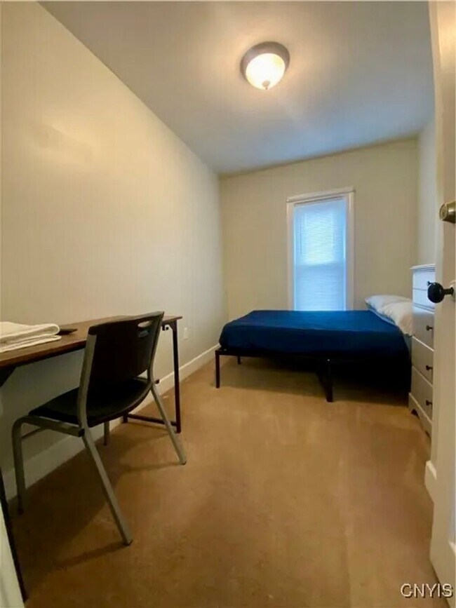 Building Photo - 10 Maple Ave