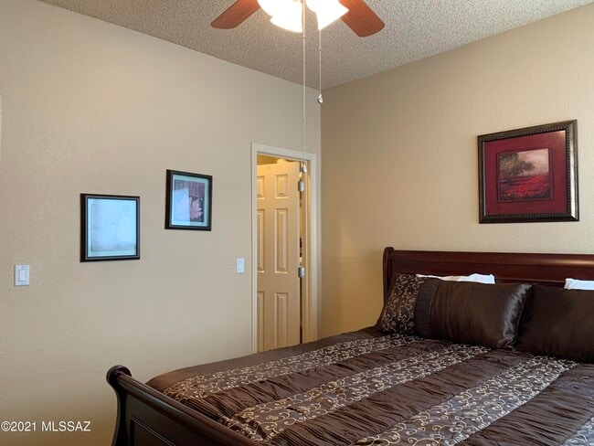 Building Photo - 6655 N Canyon Crest Dr