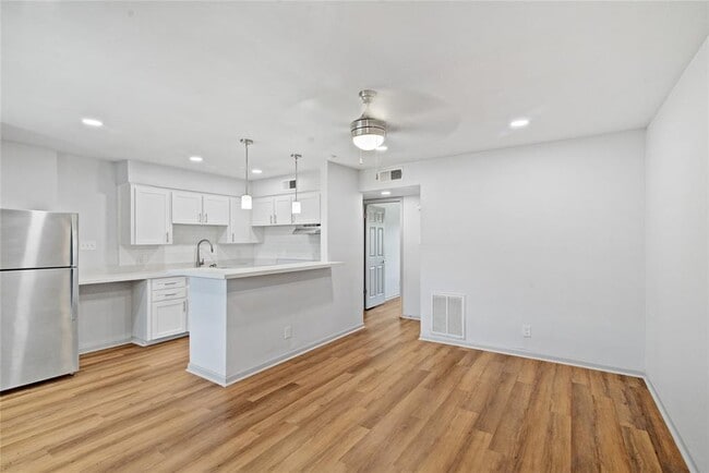 Building Photo - 800 Heights Blvd