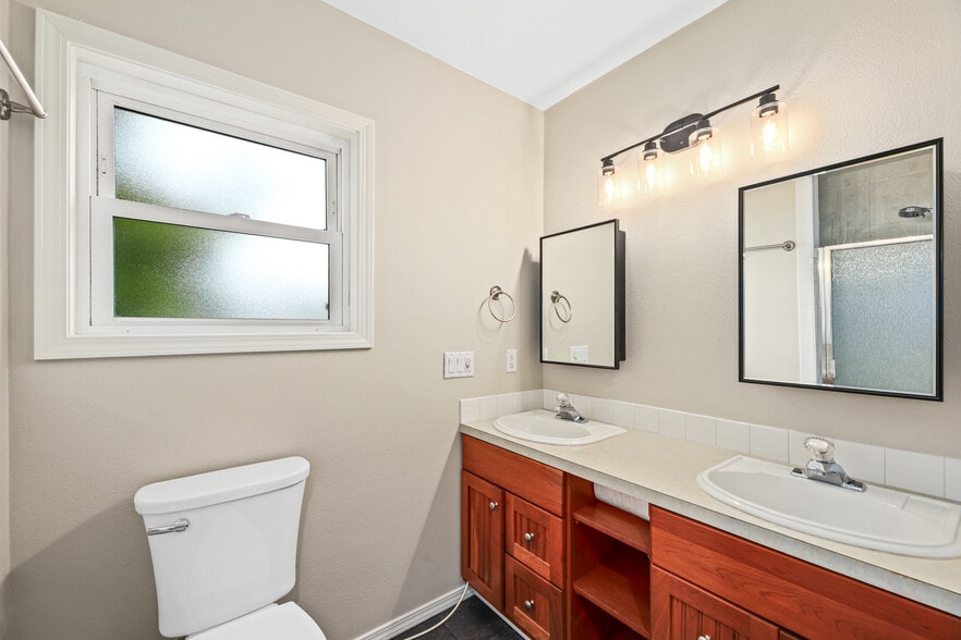 Main bedroom ensuite bath - 4232 332nd Ave SE