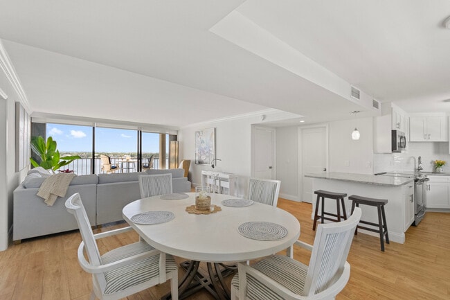 Building Photo - 130 Lakeshore Dr