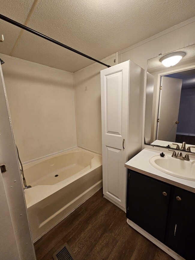 Building Photo - 333 Jasper Dr