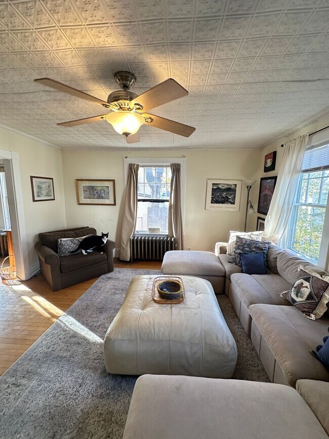 Building Photo - 19 Oak St