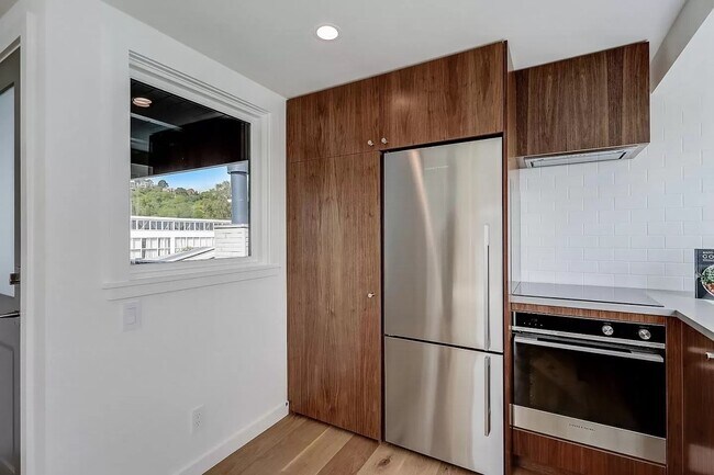 Building Photo - 240 Redwood Highway Frontage Rd